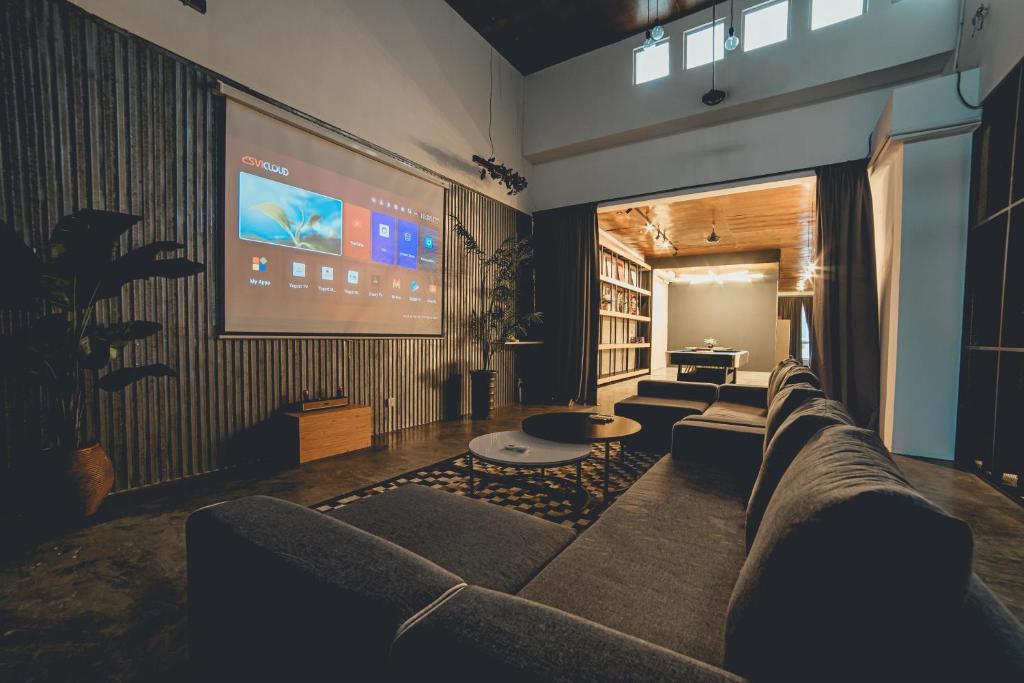 Posezení v ubytování Modern Luxury Shoplot Style Sutera 3BR 10pax by Our Stay