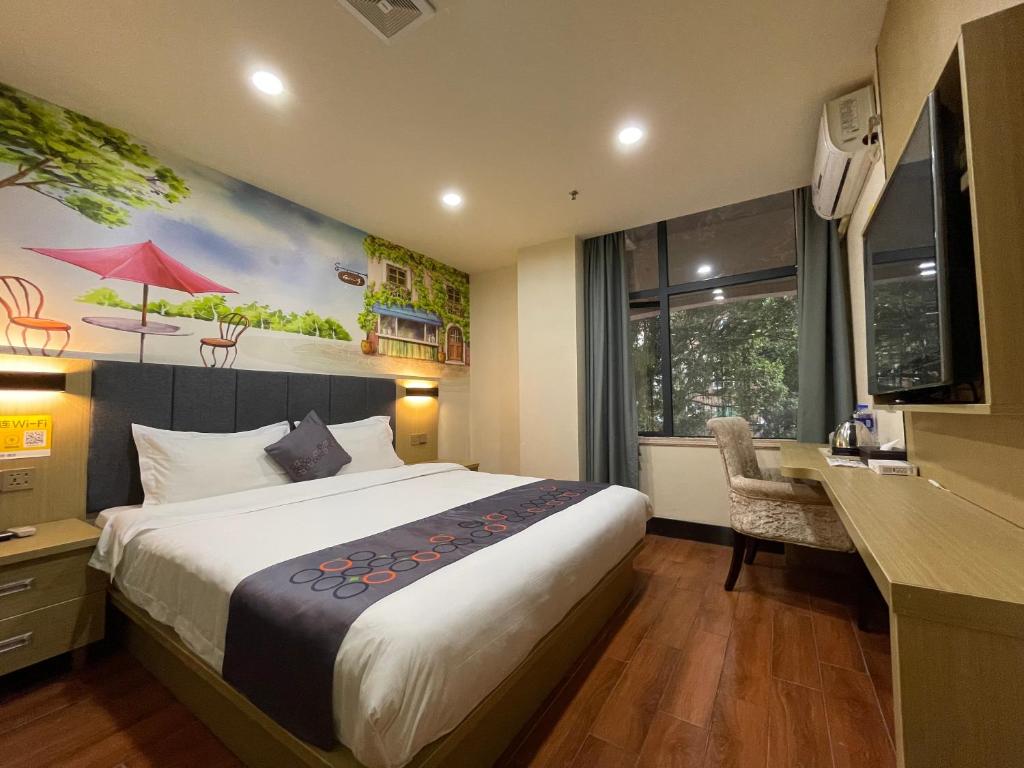 um quarto de hotel com uma cama grande e uma secretária em EMi Hotel Guangzhou International Convention and Exhibition Center Guangzhou Tower Branch em Guangzhou