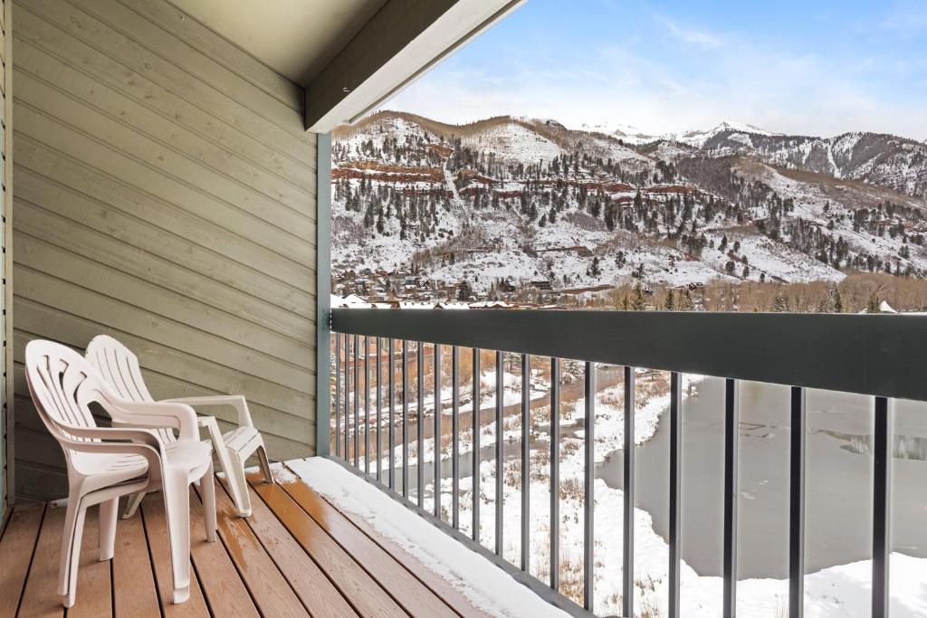 En balkong eller terrasse på Riverside Condos B204 by AvantStay Condo Close To Downtown Town Park Ski Lift 8