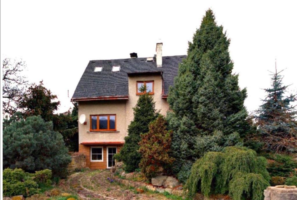 una casa en la cima de una colina con árboles en Apartmán Tereza Děčín en Děčín