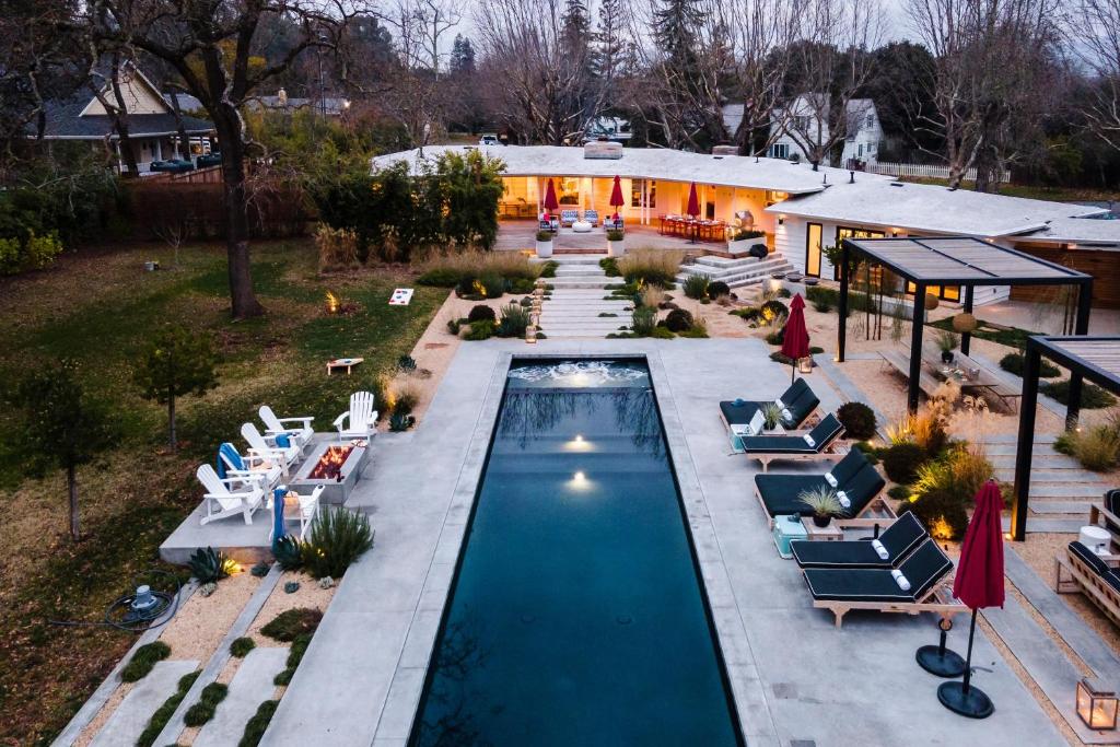 an overhead view of a swimming pool with lounge chairs at Marquee By AvantStay Modern Stylish Estate w Pool Entertainers Courtyard in Boyes Hot Springs