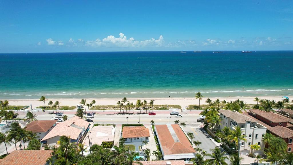 una vista aérea de la playa y del océano en Casa Bermuda by AvantStay Right Across the Street from Fort Lauderdale Beach, en Fort Lauderdale