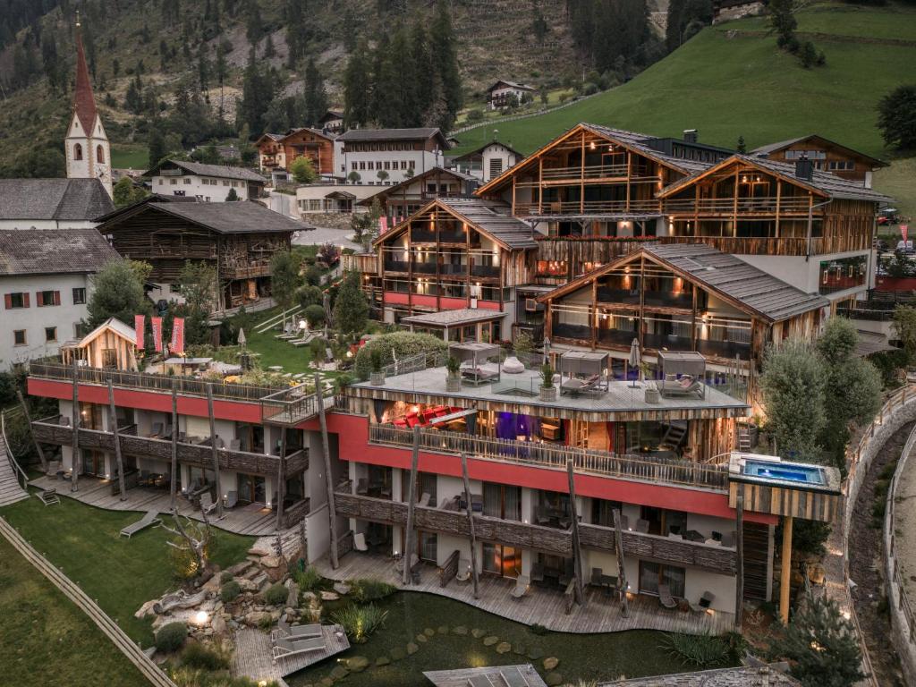 una vista aérea de un complejo con un gran edificio en Hotel Waltershof, en Ultimo