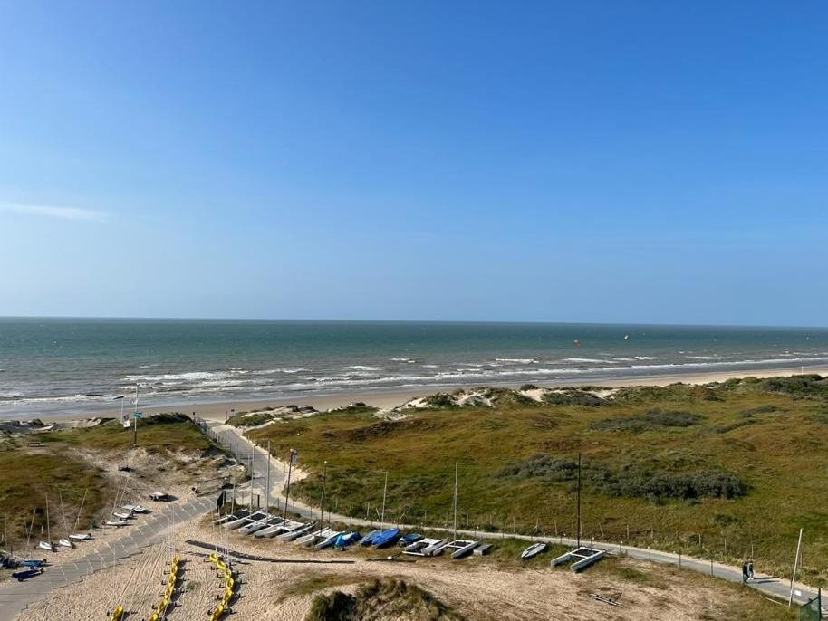 a group of cars parked next to the beach at Zee en Zicht in De Panne