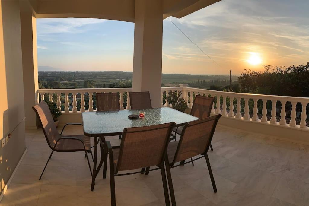 stół i krzesła na balkonie z widokiem w obiekcie Κατοικία με πανοραμική θέα w mieście Nikópolis