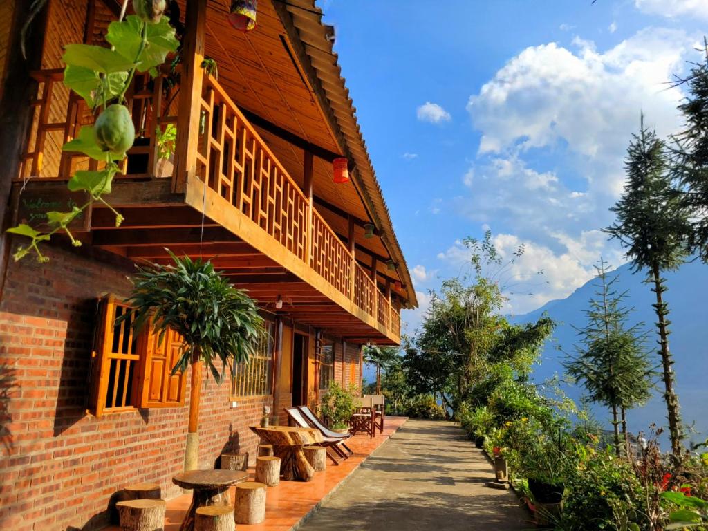 un edificio con bancos a un lado. en Sapa's Soul 2, en Sa Pa