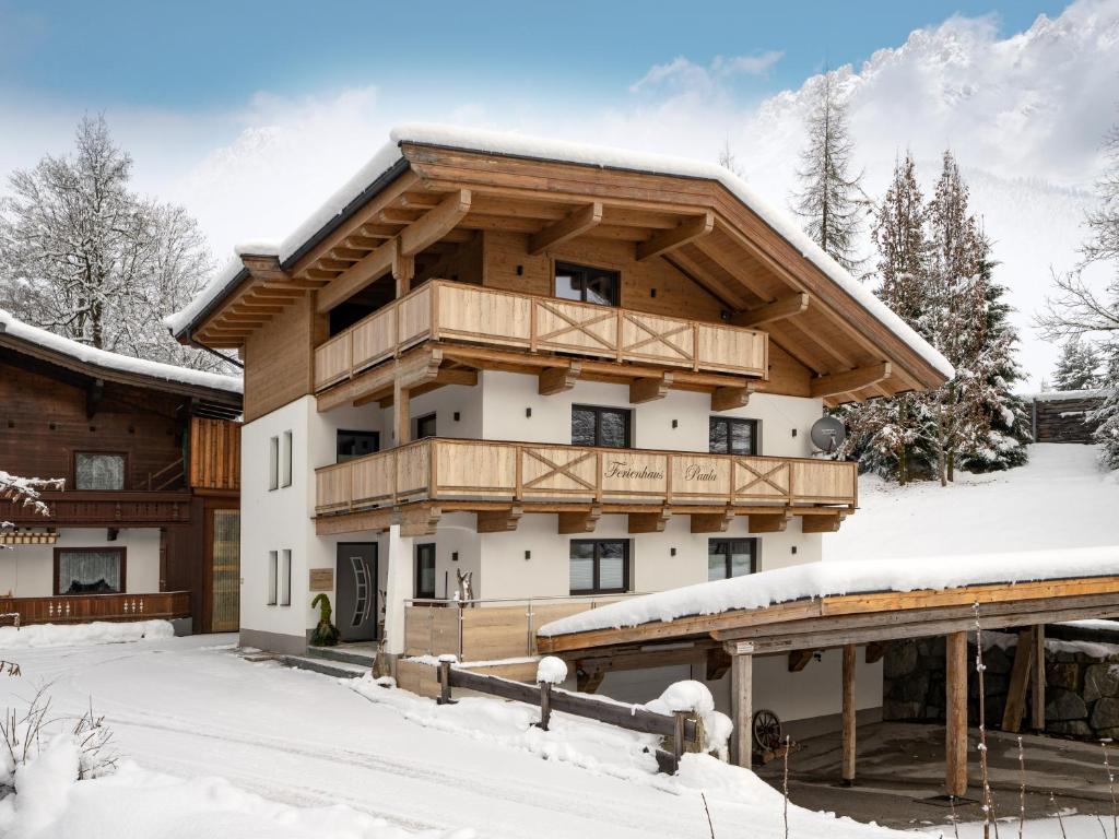 une maison en hiver avec de la neige au sol dans l'établissement Ferienhaus Paula, à Going am Wilden Kaiser