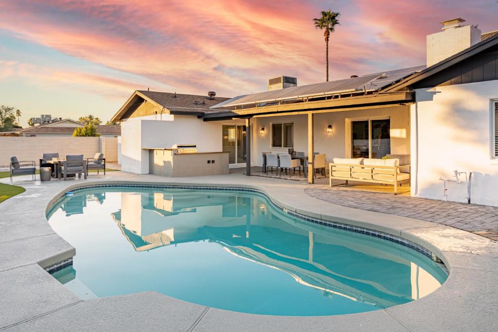 una piscina frente a una casa en Grayhawk by AvantStay Modern Home w Pool Hot Tub Bocce Fire Pit Pool Table Putting Green, en Phoenix