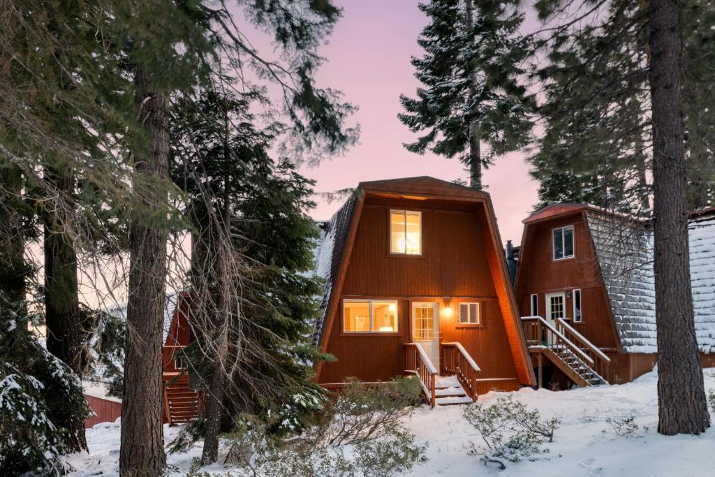 eine Hütte im Wald im Schnee in der Unterkunft Chickaree Chickadee Buyout by AvantStay 2 Sister Cabins in Tahoe City