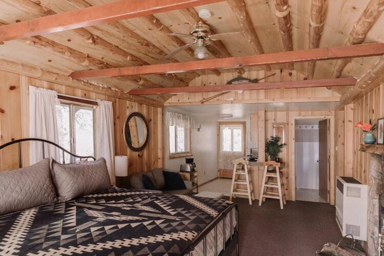 um quarto com uma cama e um tecto de madeira em 2404 - Oak Knoll Studio #5 cabin em Big Bear Lake