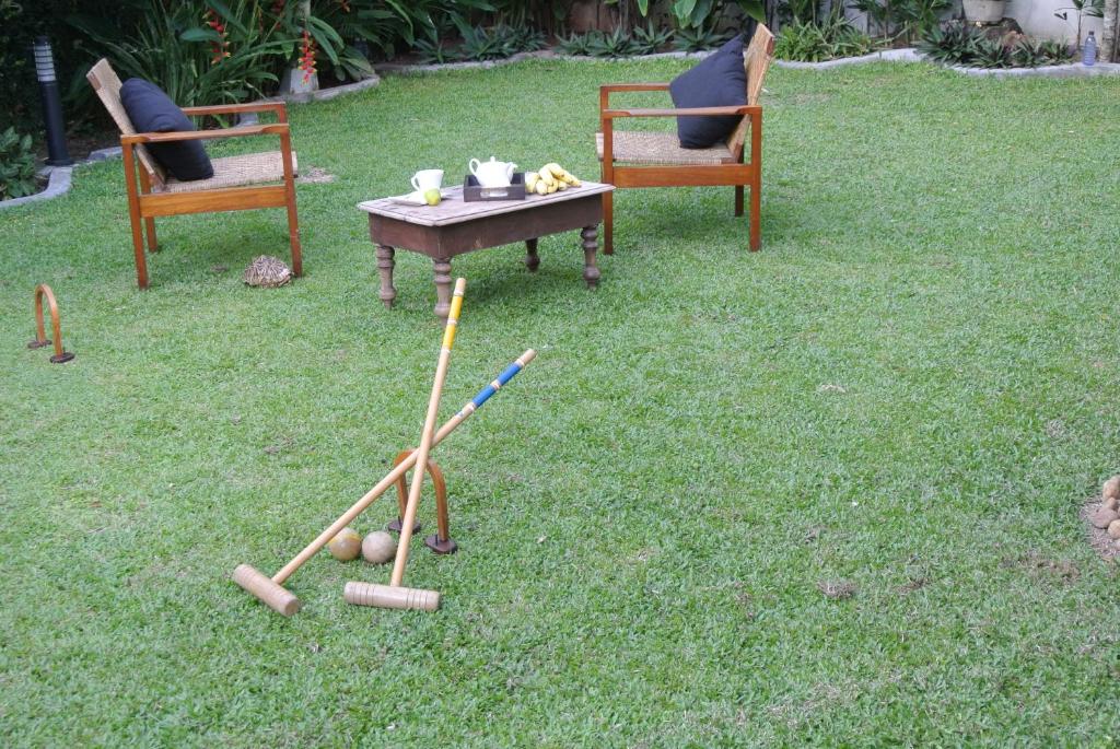 une table avec deux chaises et une table avec deux battes de base-ball dans l'établissement "27" Spathodea- Oasis in the City, à Colombo