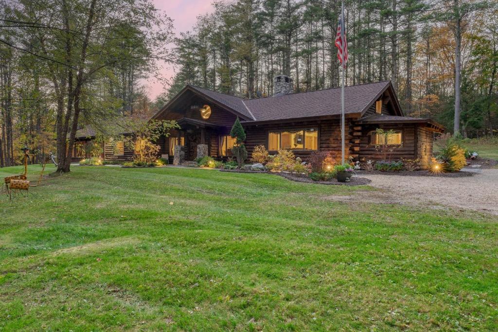 una cabaña de madera con un patio de césped delante de ella en Moose Lodge by AvantStay Luxe Berkshires Escape en North Egremont