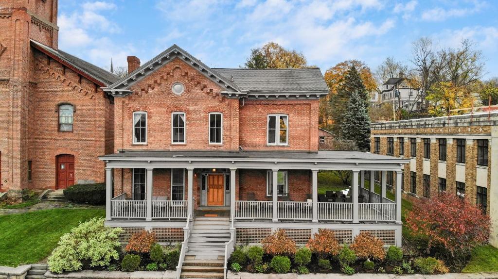 una antigua casa de ladrillo con porche en Beatrice by AvantStay Charming Catskills Escape, en Catskill