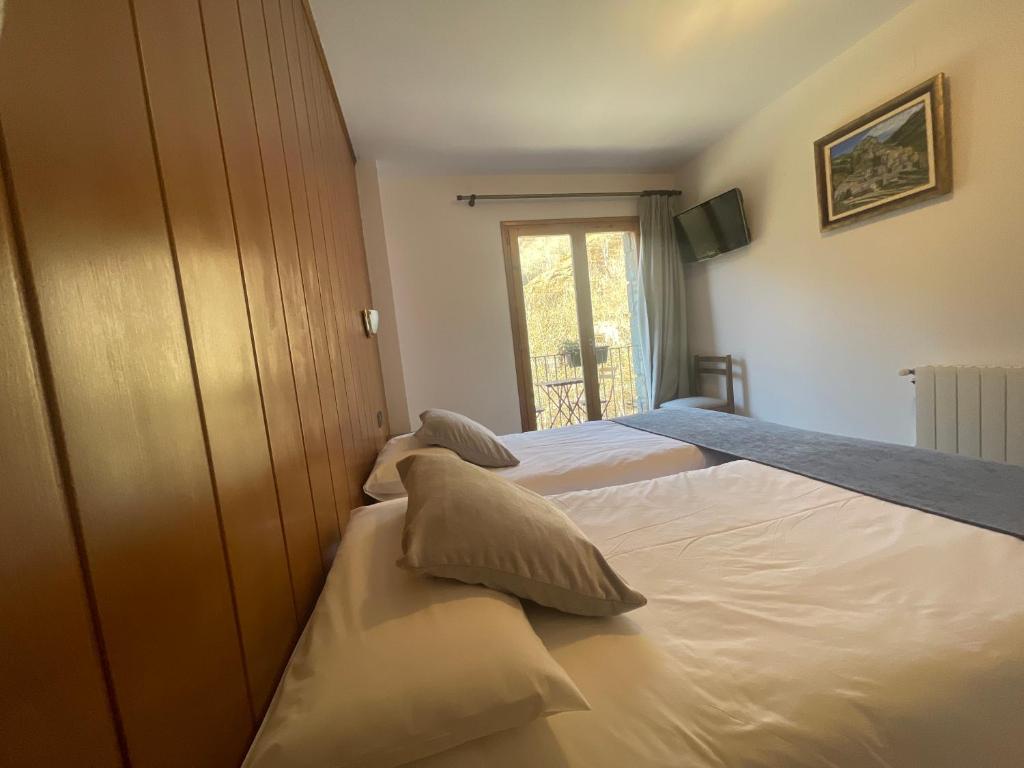 Postel nebo postele na pokoji v ubytování Hostal El Quintà