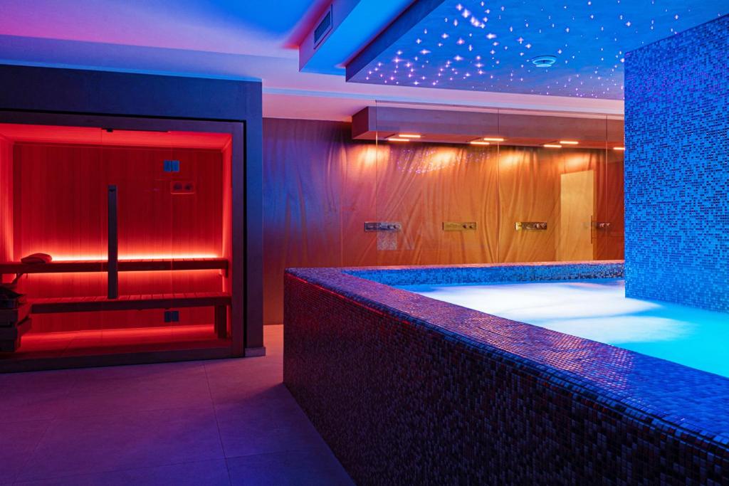 La salle de bains est pourvue d'une baignoire avec éclairage rouge. dans l'établissement Hotel Edelweiss, à Pescasseroli