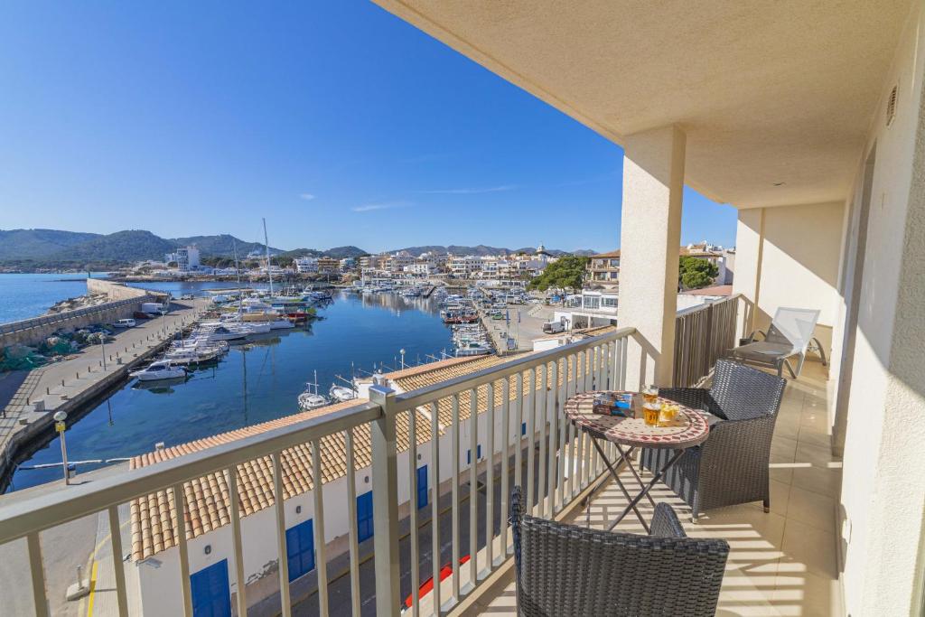 un balcón con mesa y sillas y un puerto deportivo en Apartamento Bellavista Puerto 3, en Cala Ratjada