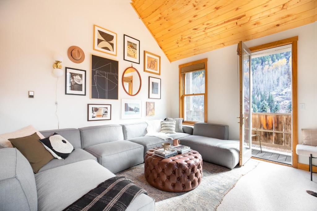 a living room with a couch and a table at Sugarloaf by AvantStay Telluride Home In Great Location Near the Slopes in Telluride