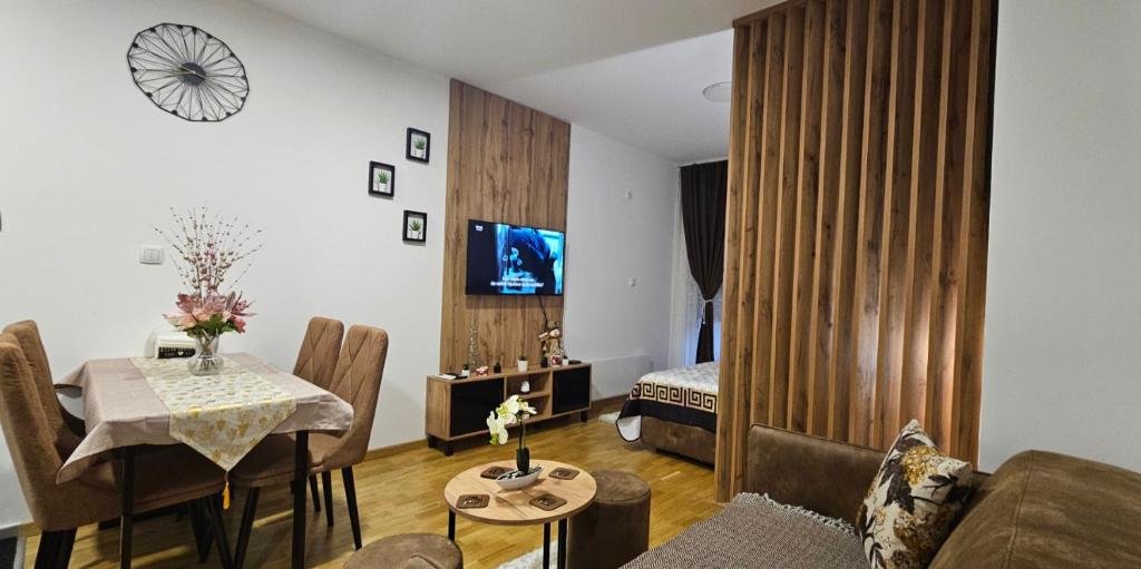 ein Wohnzimmer mit einem Tisch und einem Esszimmer in der Unterkunft Dia in Vrnjačka Banja