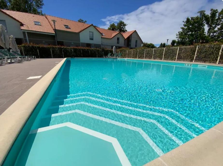 Maison 6 personnes avec terrasse, piscines et sauna في بورنيشّيه: مسبح بمياه زرقاء في بيت