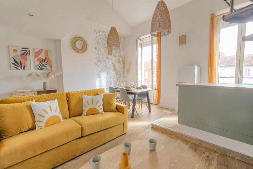 un soggiorno con divano giallo e tavolo di Duplex spacieux et design proche la Part-Dieu a Lione