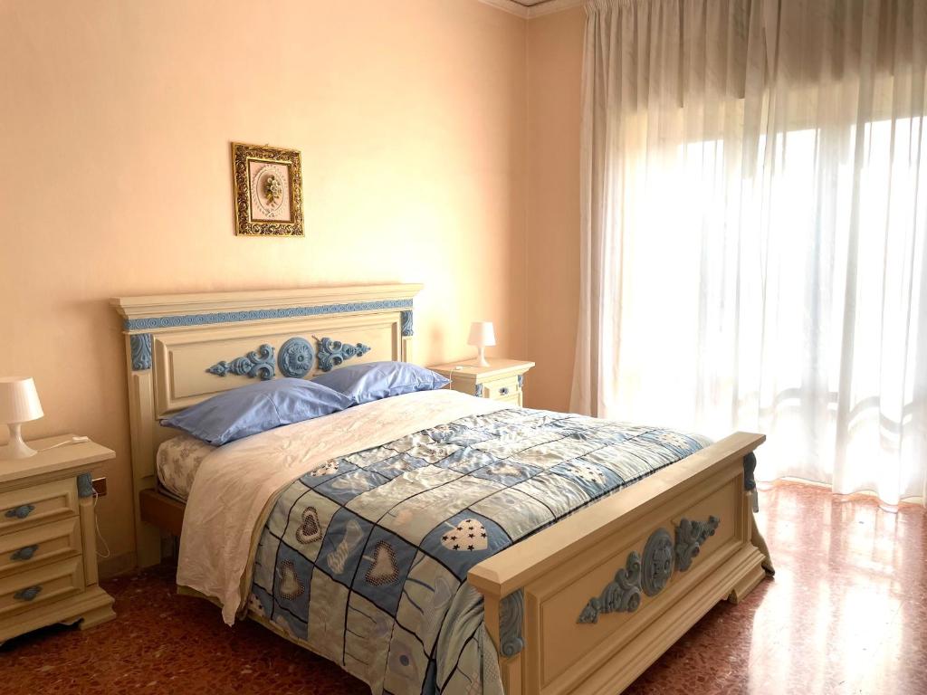 เตียงในห้องที่ La Casa Di Ida