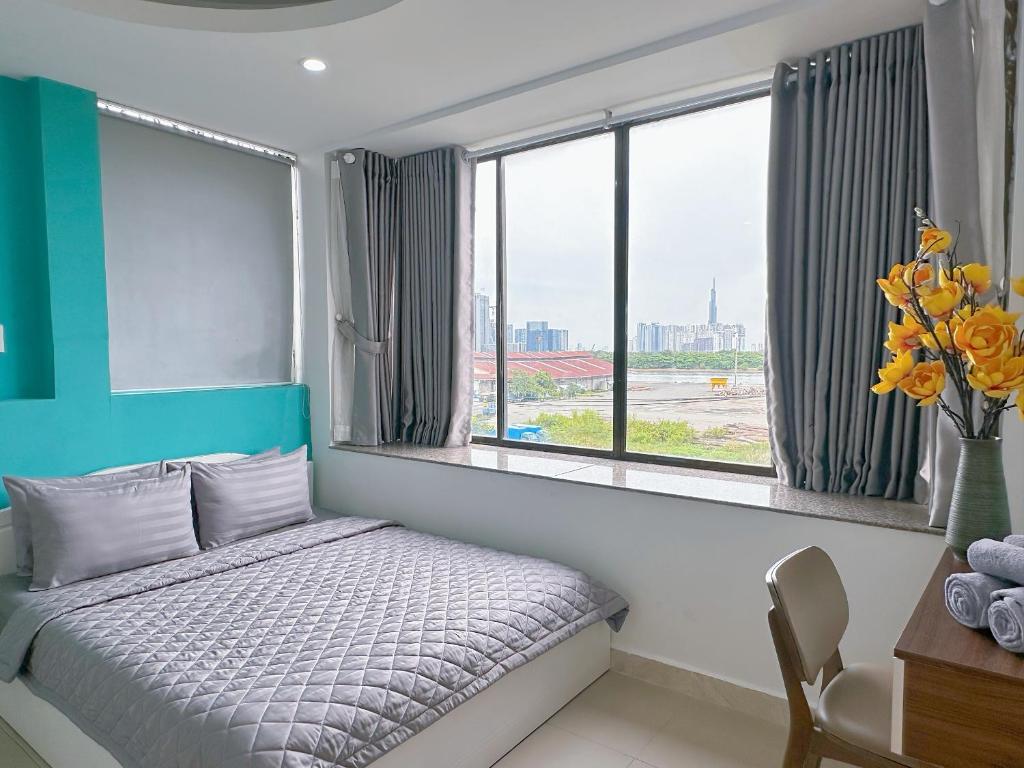 1 dormitorio con cama y ventana en Thắng Hà Hotel, en Ho Chi Minh