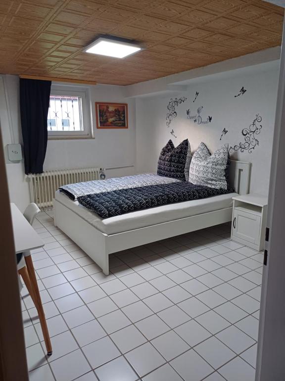 1 dormitorio con 1 cama con mariposas en la pared en Home Medau Spiga 