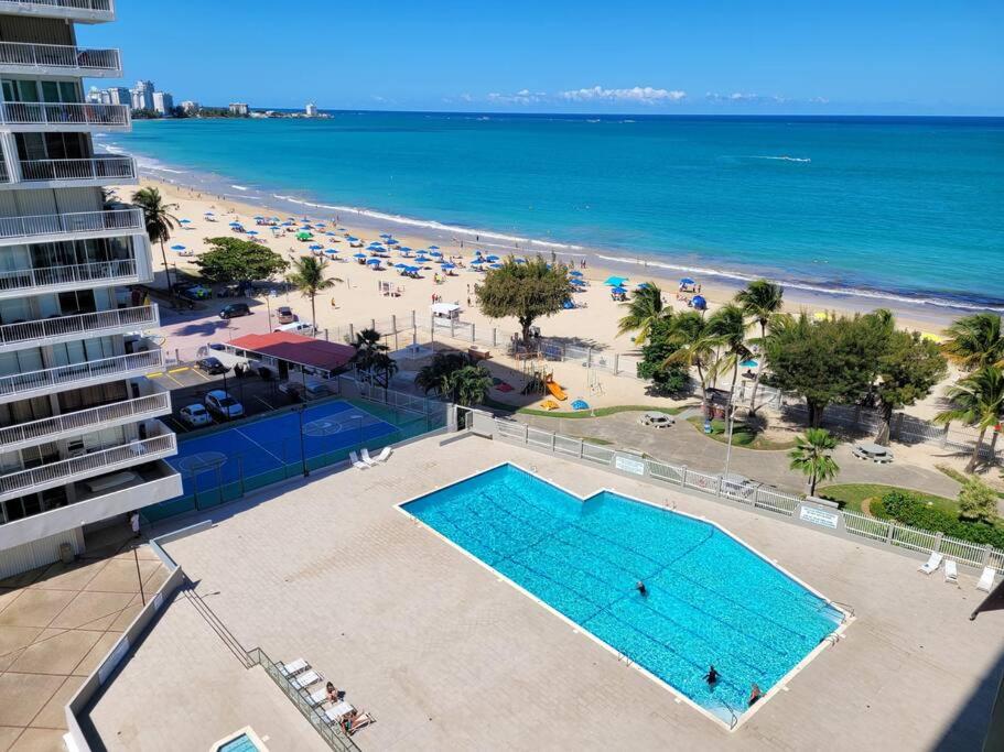 - Vistas aéreas a la piscina y a la playa en Coral Beach Studio w/ Ocean View, en San Juan