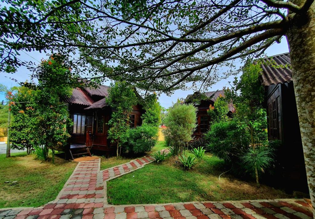 パシール・プトゥにあるAlia Express Villa Temilaの庭前煉瓦造りの通路のある家
