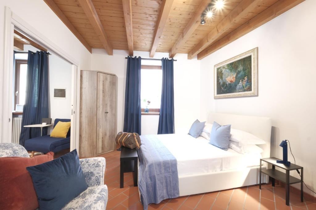 1 dormitorio con 1 cama y 1 sofá en Xenia19 in pieno centro storico en Peschiera del Garda