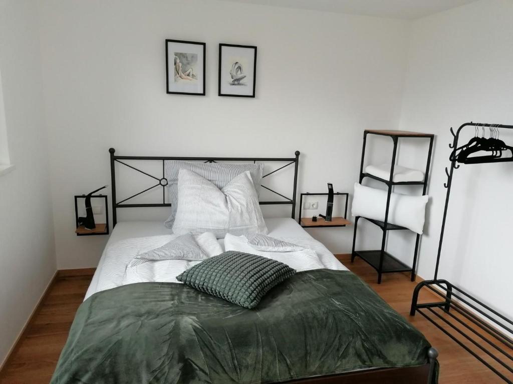 ein Bett mit zwei Kissen auf einem Zimmer in der Unterkunft #HeimatLiebe in Imst