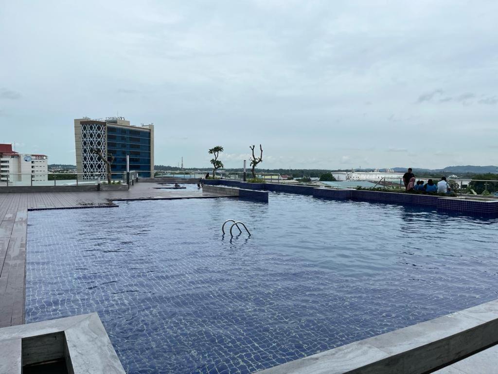 ein Schwimmbad mit einem Symbol im Wasser in der Unterkunft Unit B50-10 Pollux Habibie Luxury in Batam Center