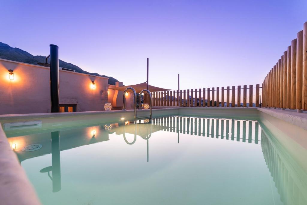 Bazén v ubytování La Mirage Villa Heated Pool nebo v jeho okolí