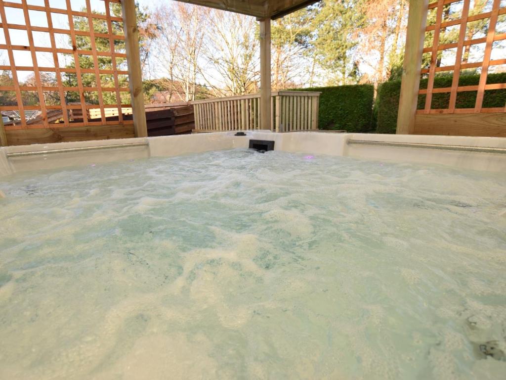 uma grande piscina de água numa banheira de hidromassagem em 3 Bed in Melrose 76698 em Galashiels
