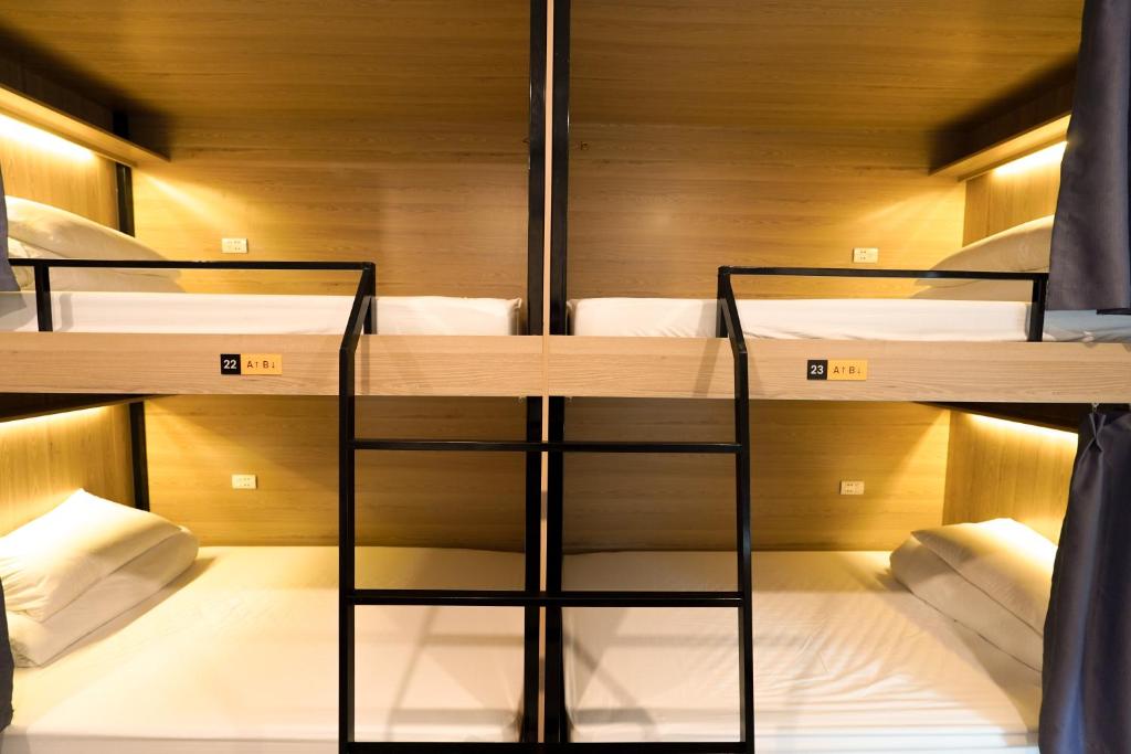 Palanda nebo palandy na pokoji v ubytování MOTOGO Hostel