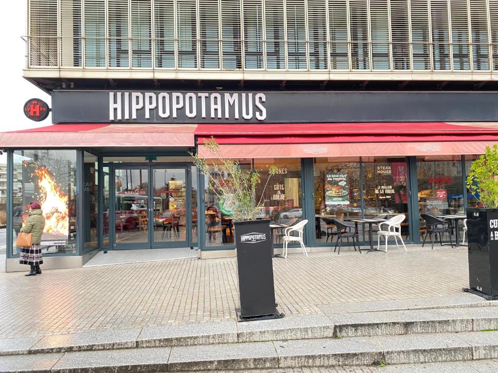 a store with a sign that reads hippopotamus at Chez les deux garçons in Montrouge