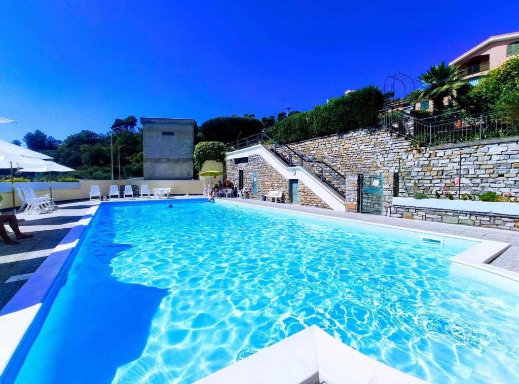 duży basen z niebieską wodą w obiekcie Casa Ulivo con Piscina w mieście Diano Castello