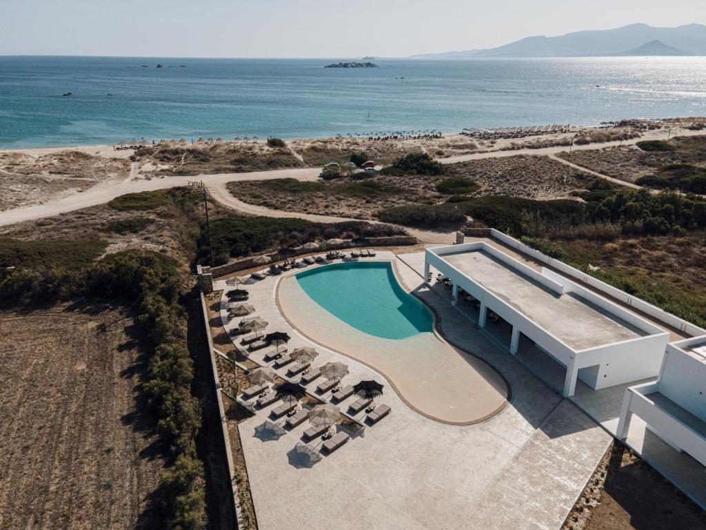 vista aerea su una piscina accanto alla spiaggia di Sundunes Hotel Naxos a Plaka