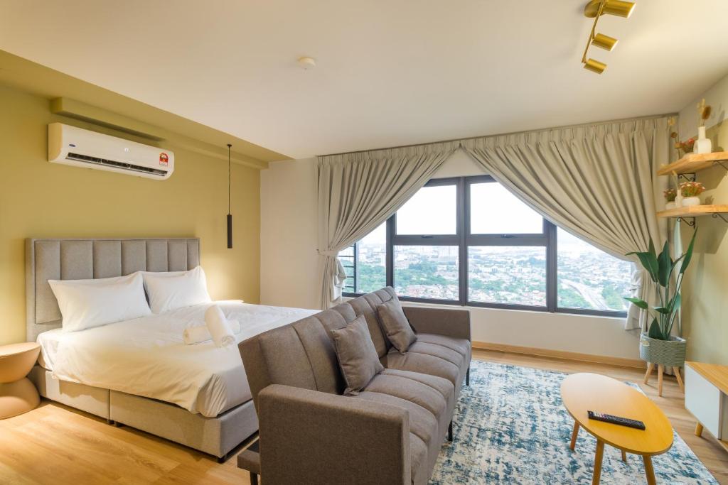 - une chambre avec un lit et un canapé dans l'établissement Arte Cheras, à Kuala Lumpur