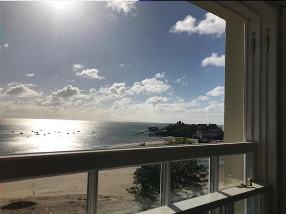 uma vista para o oceano a partir de uma janela de uma praia em 2 Bed in Tenby FB164 em Tenby