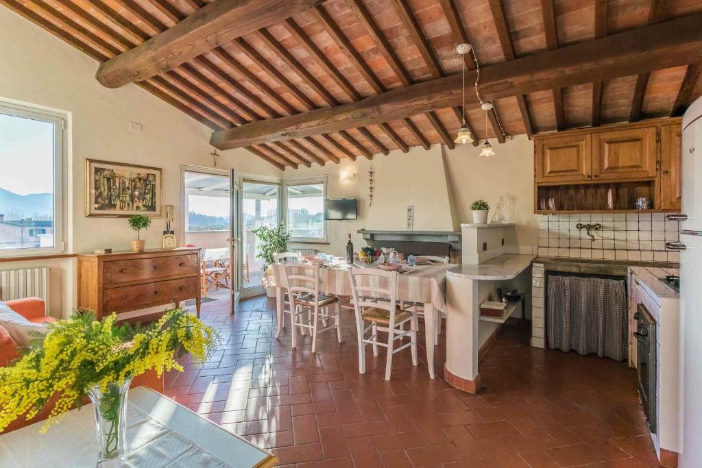 een keuken en eetkamer met een tafel en stoelen bij Casa Amedeo in Lucca