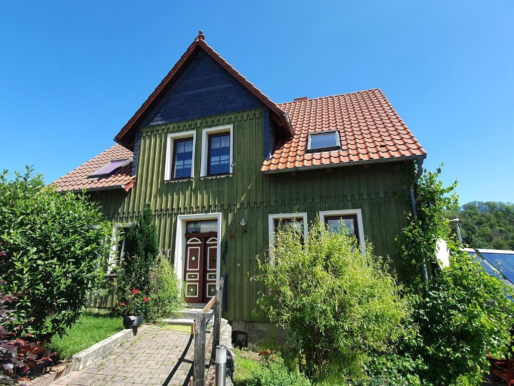 a green house with a red roof at Das grüne Haus am Hexenstieg in Rübeland