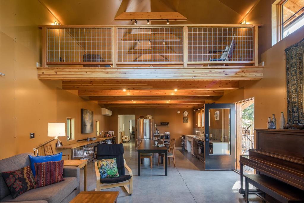 Holiday home Crows Nest by AvantStay Accessible Home w Views, Clinton, USA