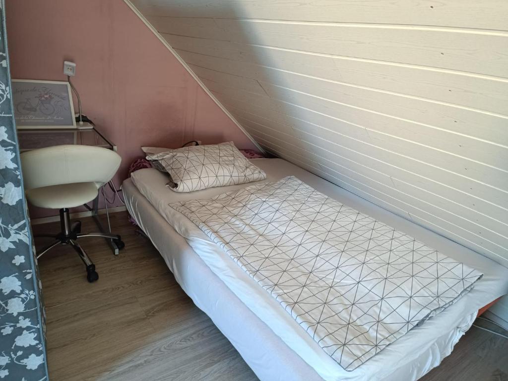 a small room with a bed and a desk at Ferienwohnung Schwalmstadt in Schwalmstadt