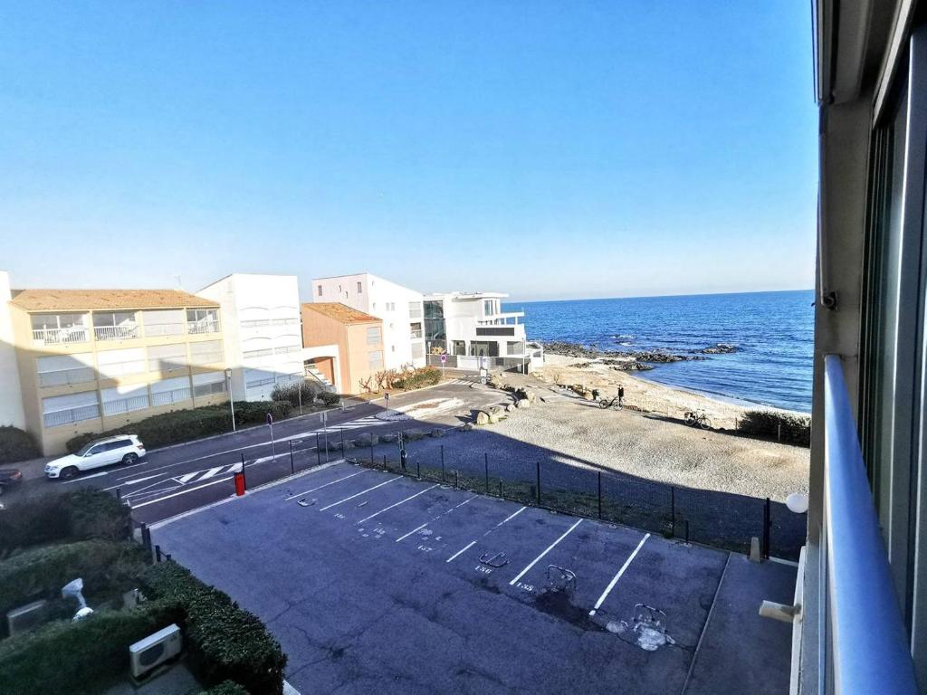 Elle offre une vue sur un parking et l'océan. dans l'établissement 011 Indes Galantes G94, au Cap d'Agde