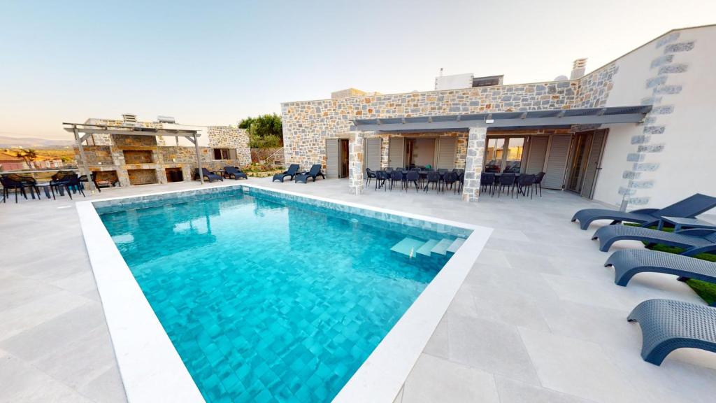 สระว่ายน้ำที่อยู่ใกล้ ๆ หรือใน Marina Luxury Villa Cretevasion