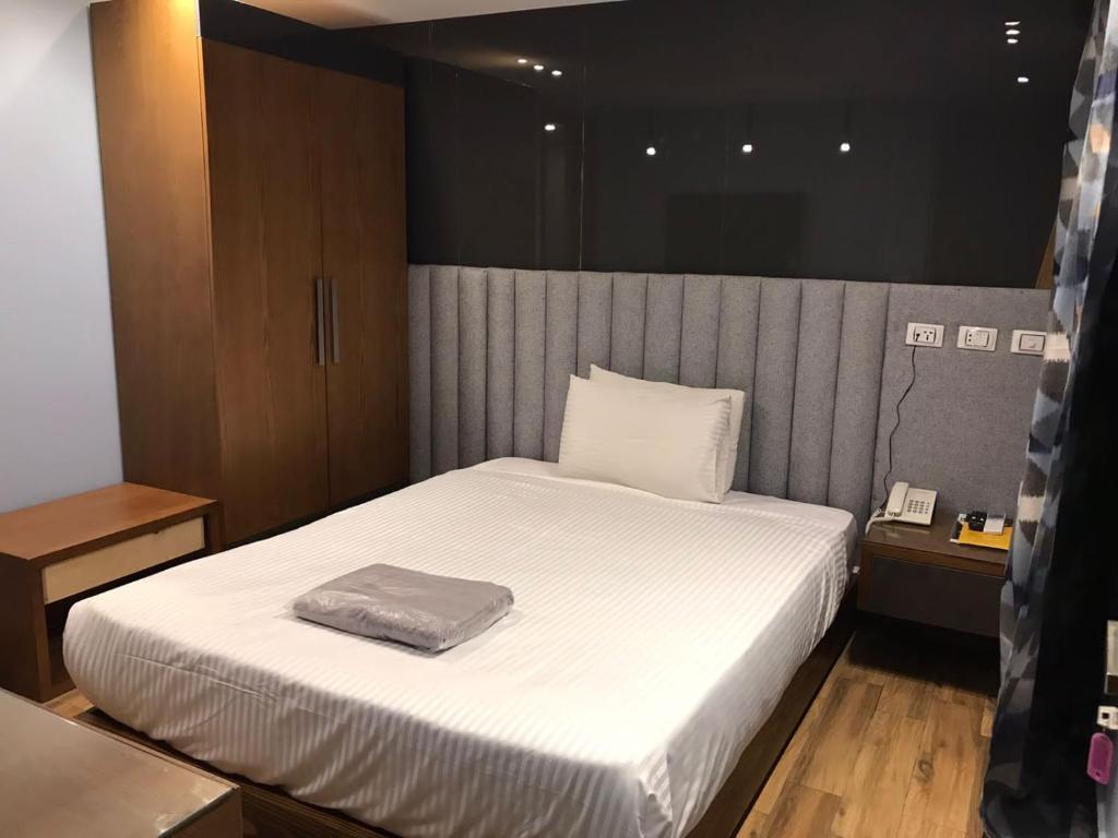 Кровать или кровати в номере Royal Garden Hotel & Restaurant