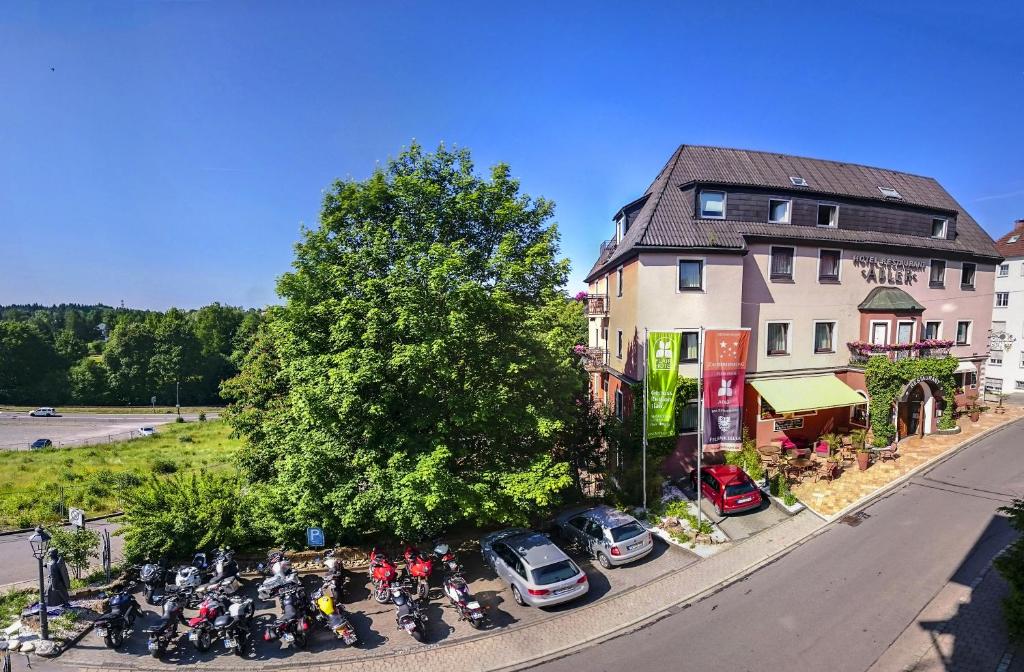 een groep motorfietsen geparkeerd op een parkeerplaats naast een gebouw bij Rebgarten Hotel Adler in Pfullendorf