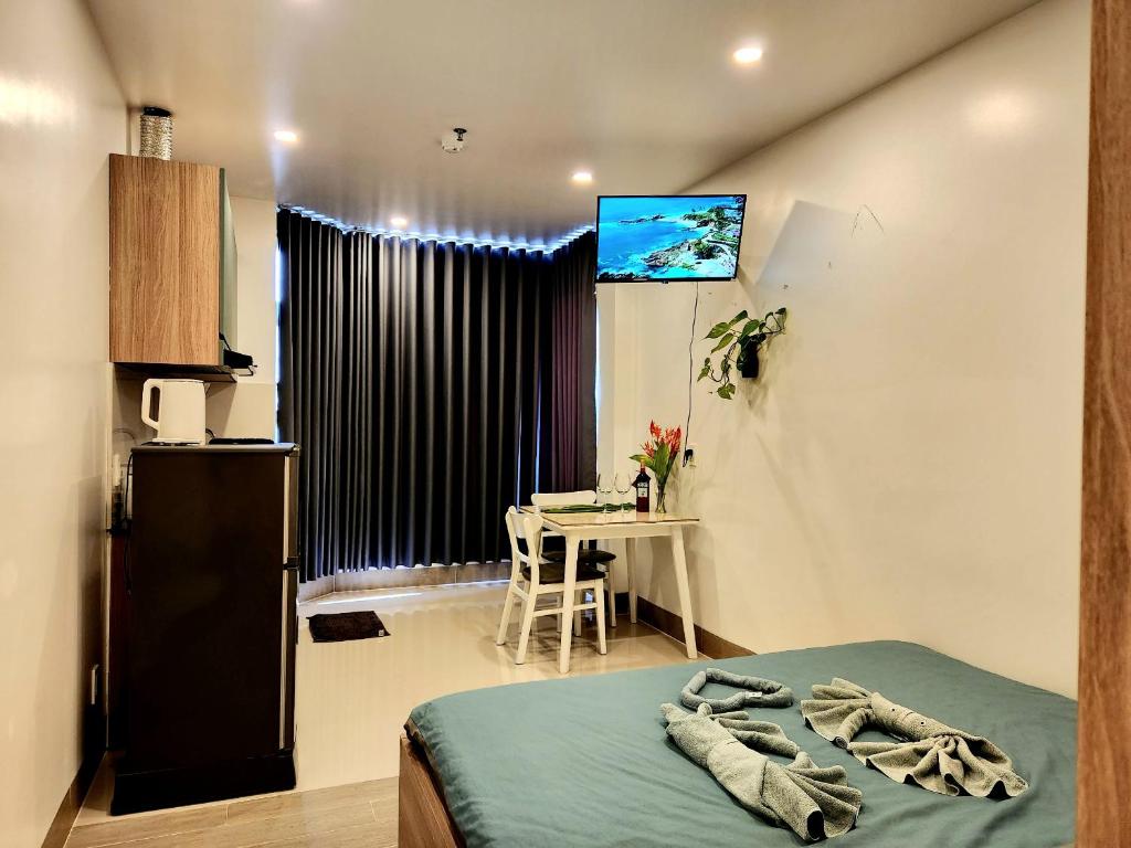 Habitación con cama, mesa y cocina. en Mi Amor Luxury Island Apartment - 3 minutes to the beach en Phu Quoc
