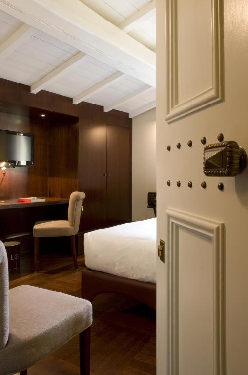 Postel nebo postele na pokoji v ubytování Hotel L'Orologio Firenze - WTB Hotels